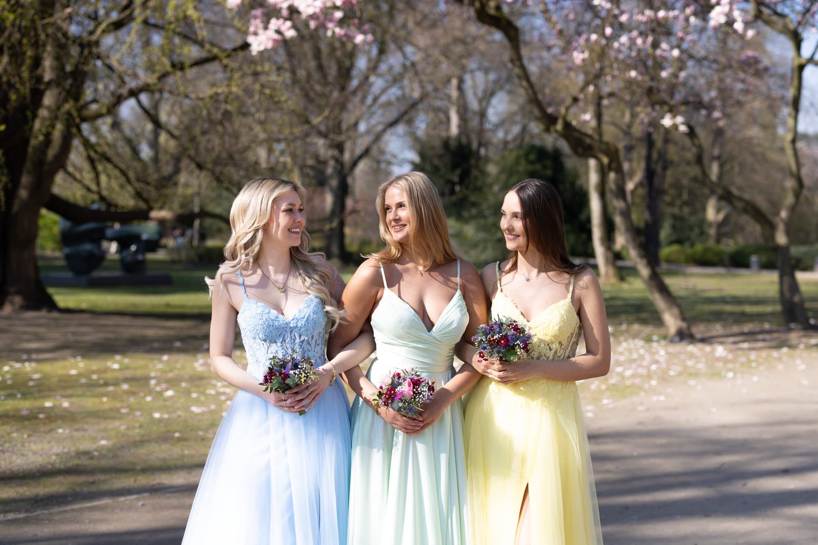 Elegante Hochzeitsgäste in hellblau