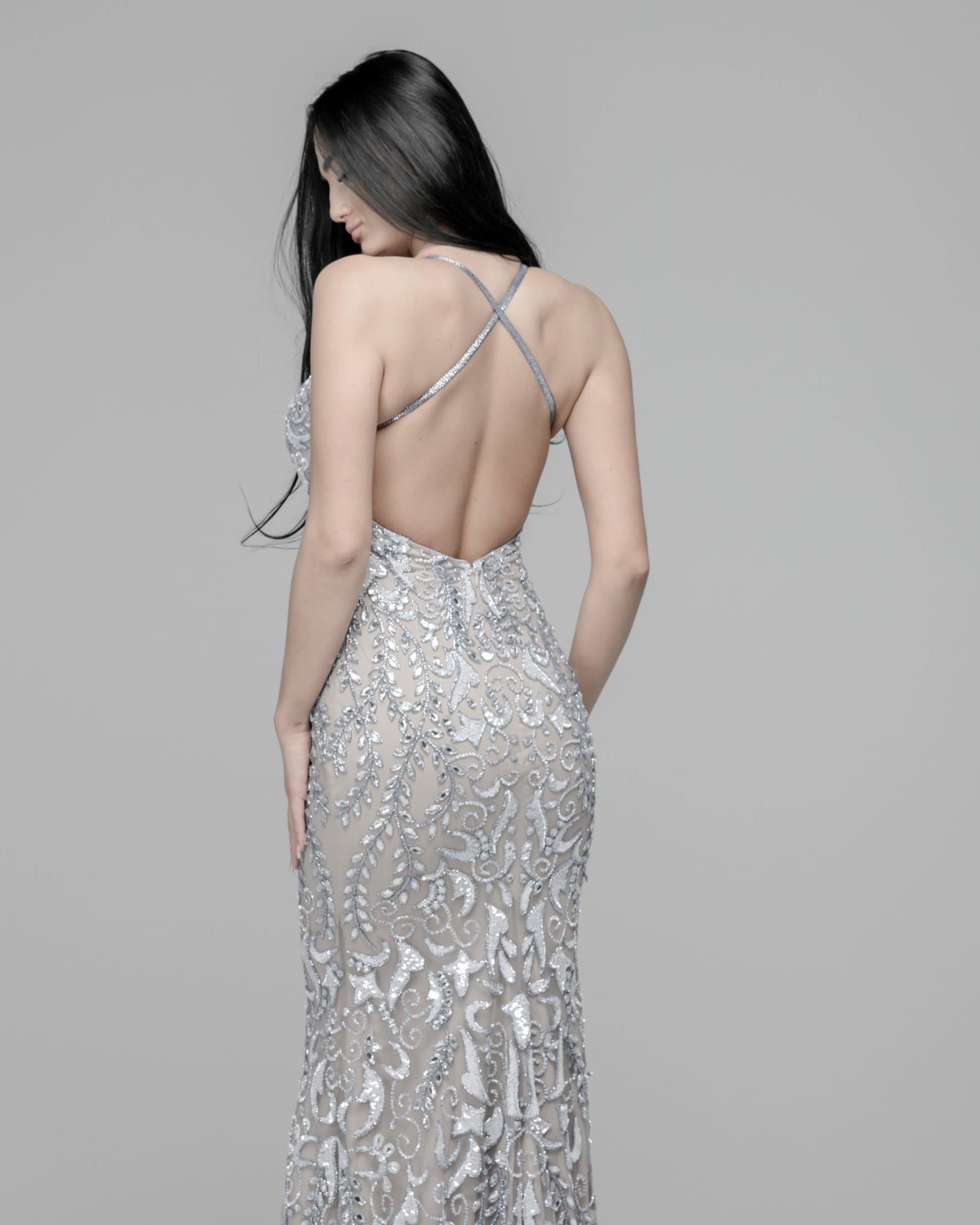 Elegantes silber-glitzerndes Abendkleid mit Pailletten-Stickereien und geometrischem Cross-Strap-Rückendesign, Rückansicht