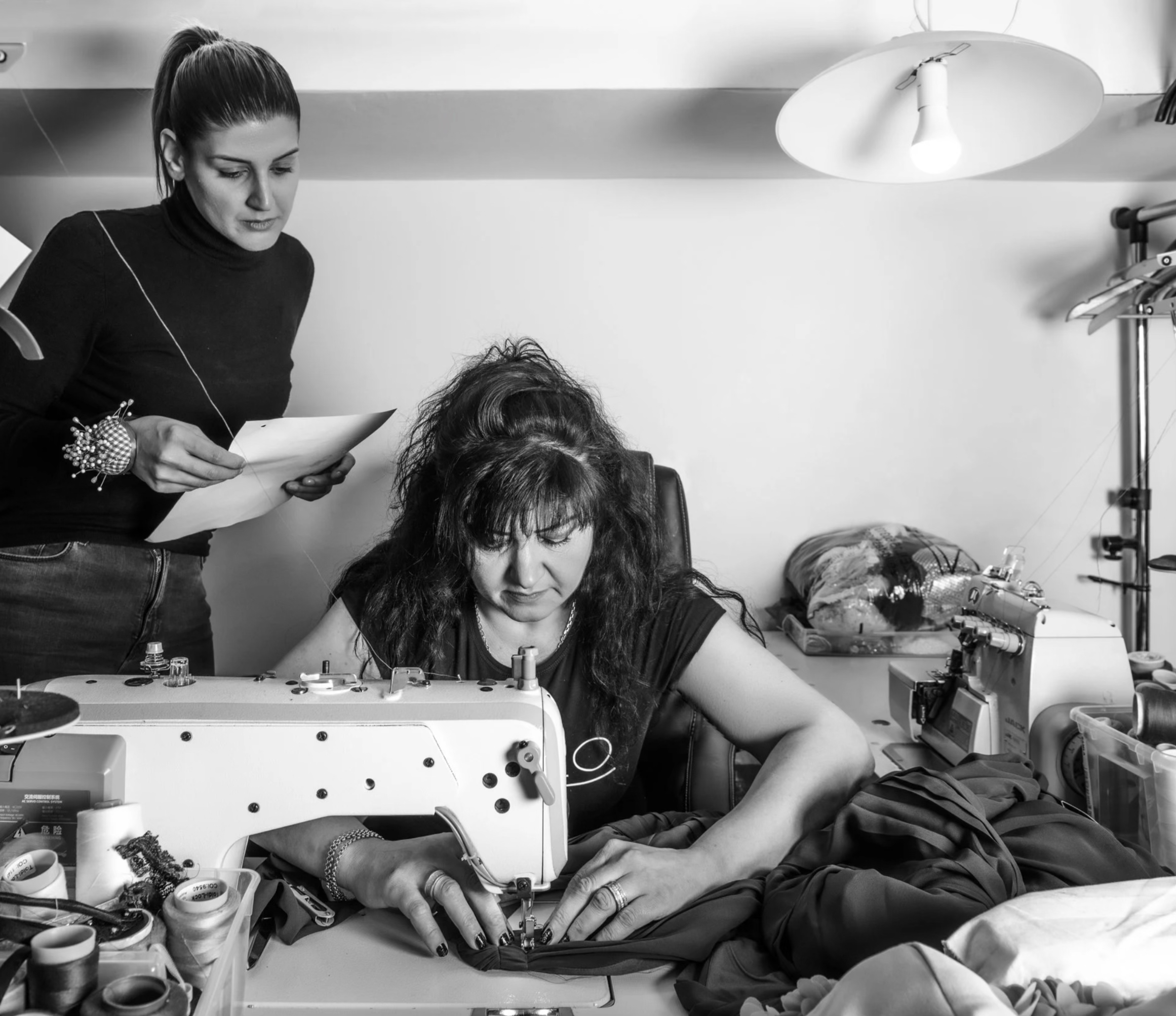 ZEILO Schneiderin bei der Arbeit — Profi-Änderungsservice direkt in der Boutique